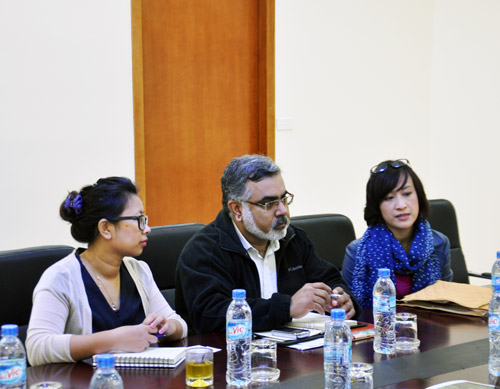 Ông Kapil Chaudhery (ngồi giữa) - Giám đốc Spatial Decisions 