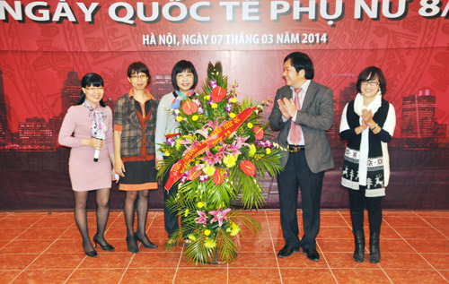 Viện trưởng tặng hoa chị em cán bộ Viện chúc mừng ngày 8-3