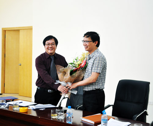 Viện trưởng Đỗ Thanh Tùng thay mặt lãnh đạo Viện tặng hoa cảm ơn Thứ trưởng