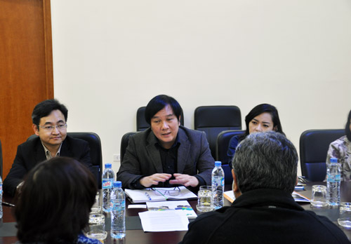 Viện trưởng Đỗ Thanh Tùng (ngồi giữa) phát biểu tại buổi làm việc