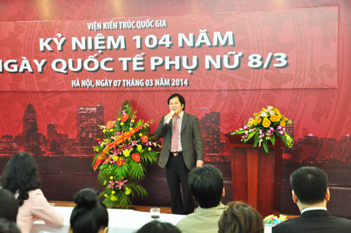 Viện trưởng Đỗ Thanh Tùng phát biểu chúc mừng chị em cán bộ 